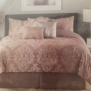 F/Q Comforter Set ..7 pieces